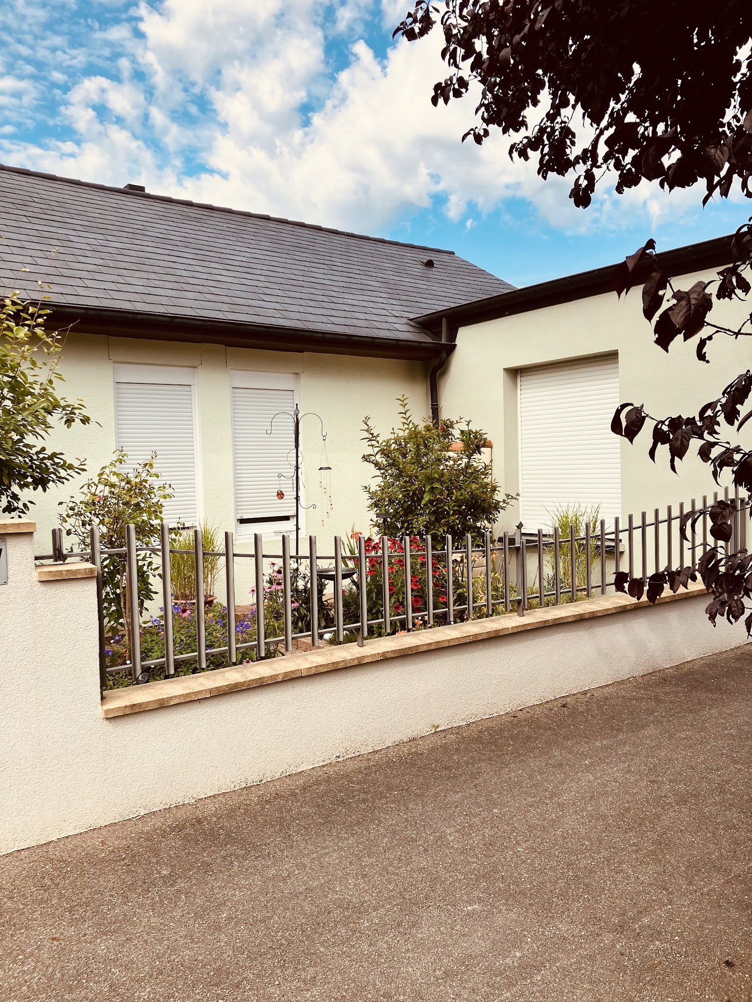 Maison de plain-pied, façade claire et muret